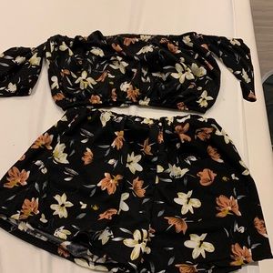 Cropped floral  off shoulder shirt and pants set size M